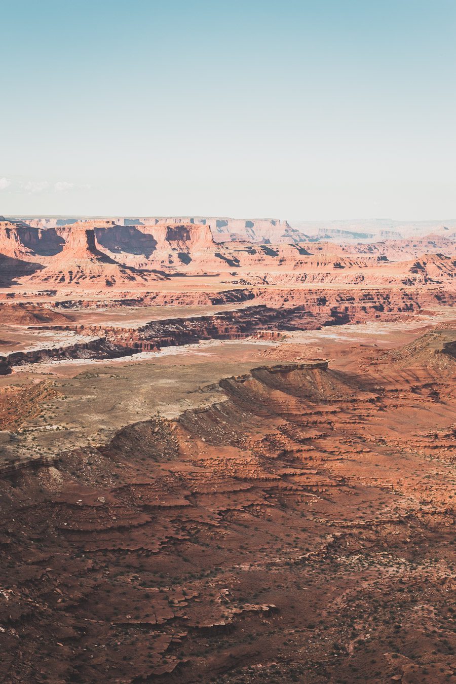 À l'extrémité ouest de l'Amérique se trouve le parc national de Canyonlands, un paysage à couper le souffle composé de canyons de roches rouges, de mesas et de buttes. Abritant un certain nombre de canyons vierges, ce parc offre aux voyageurs l'occasion de découvrir le Far West dans toute sa beauté et son aventure. Rejoignez-nous pour un road trip dans l'ouest américain inoubliable et explorez le meilleur des États-Unis. Découvrez notre guide sur notre voyage à Canyonlands National Park.