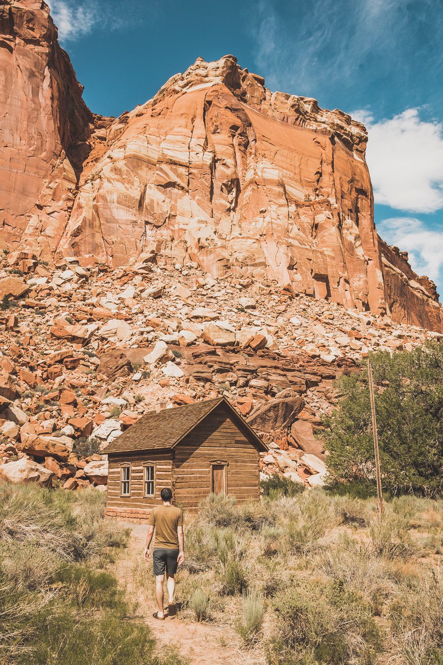 Embarquez pour un voyage d'exploration et d'aventure au Capitol Reef National Park dans l'Utah. Des falaises de grès aux vastes prairies, ce road trip dans l'ouest américain vous emmènera dans un paradis de canyons cachés et de vues époustouflantes. Découvrez de superbes merveilles naturelles et des activités de plein air, et découvrez pourquoi Capitol Reef est le complément parfait à votre voyage dans l'Utah ! Lisez notre article pour en savoir plus sur tout ce qu'il y a à voir là-bas.