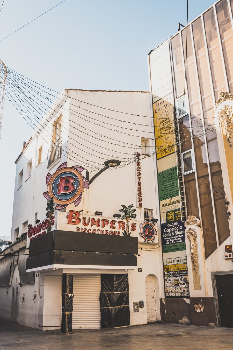 Nichée le long de la Costa Brava espagnole, Lloret de Mar offre un cadre côtier époustouflant, une vie nocturne animée et de nombreuses attractions. De certaines des plus belles plages du pays à une gamme passionnante de restaurants, bars et clubs, en passant par les attractions culturelles de sa vieille ville, cette ville animée a quelque chose pour tout le monde. Alors venez explorer le meilleur de la côte méditerranéenne espagnole et découvrez tout ce que Lloret de Mar a à offrir !