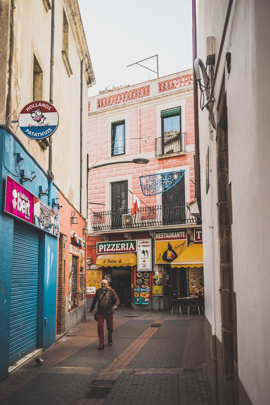 Nichée le long de la Costa Brava espagnole, Lloret de Mar offre un cadre côtier époustouflant, une vie nocturne animée et de nombreuses attractions. De certaines des plus belles plages du pays à une gamme passionnante de restaurants, bars et clubs, en passant par les attractions culturelles de sa vieille ville, cette ville animée a quelque chose pour tout le monde. Alors venez explorer le meilleur de la côte méditerranéenne espagnole et découvrez tout ce que Lloret de Mar a à offrir !