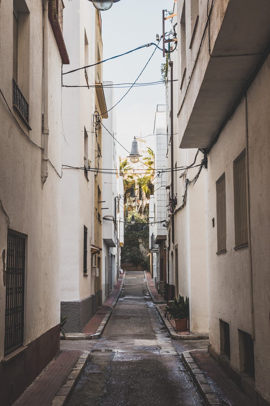 Nichée le long de la Costa Brava espagnole, Lloret de Mar offre un cadre côtier époustouflant, une vie nocturne animée et de nombreuses attractions. De certaines des plus belles plages du pays à une gamme passionnante de restaurants, bars et clubs, en passant par les attractions culturelles de sa vieille ville, cette ville animée a quelque chose pour tout le monde. Alors venez explorer le meilleur de la côte méditerranéenne espagnole et découvrez tout ce que Lloret de Mar a à offrir !