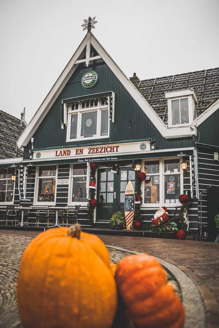 Bienvenue aux Pays-Bas, un pays chargé d'histoire, plein de culture et de traditions, et abritant certaines des beautés naturelles les plus spectaculaires au monde. De ses villes animées et ses villes pittoresques à ses canaux sinueux, c'est un pays qui a quelque chose pour tout le monde. Que vous recherchiez une vie nocturne animée, une escapade paisible à la campagne ou une chance de découvrir une culture unique, les Pays-Bas ont quelque chose pour vous.