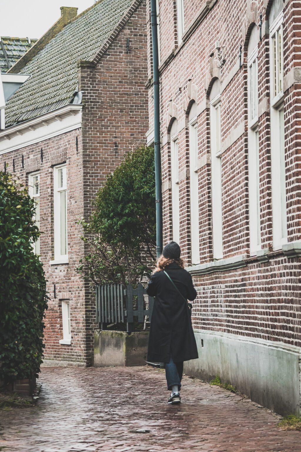 Bienvenue aux Pays-Bas, un pays chargé d'histoire, plein de culture et de traditions, et abritant certaines des beautés naturelles les plus spectaculaires au monde. De ses villes animées et ses villes pittoresques à ses canaux sinueux, c'est un pays qui a quelque chose pour tout le monde. Que vous recherchiez une vie nocturne animée, une escapade paisible à la campagne ou une chance de découvrir une culture unique, les Pays-Bas ont quelque chose pour vous.