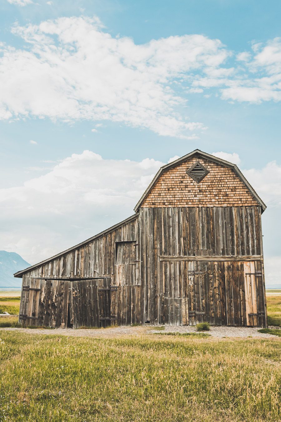 La chaîne de montagnes du Parc National de Grand Teton s'élève brusquement des collines et des vallées de la magnifique vallée de Jackson Hole. Avec des paysages à couper le souffle et certaines des randonnées les plus diverses et les plus difficiles du pays, le Grand Teton est l'une des chaînes de montagnes les plus pittoresques et les plus impressionnantes des États-Unis. Grand Teton est la destination idéale pour les aventuriers lors d'un road trip dans l'ouest américain.