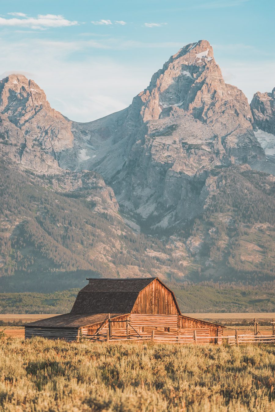 La chaîne de montagnes du Parc National de Grand Teton s'élève brusquement des collines et des vallées de la magnifique vallée de Jackson Hole. Avec des paysages à couper le souffle et certaines des randonnées les plus diverses et les plus difficiles du pays, le Grand Teton est l'une des chaînes de montagnes les plus pittoresques et les plus impressionnantes des États-Unis. Grand Teton est la destination idéale pour les aventuriers lors d'un road trip dans l'ouest américain.