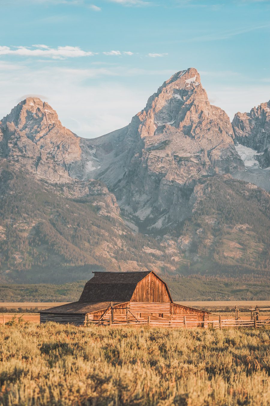 La chaîne de montagnes du Parc National de Grand Teton s'élève brusquement des collines et des vallées de la magnifique vallée de Jackson Hole. Avec des paysages à couper le souffle et certaines des randonnées les plus diverses et les plus difficiles du pays, le Grand Teton est l'une des chaînes de montagnes les plus pittoresques et les plus impressionnantes des États-Unis. Grand Teton est la destination idéale pour les aventuriers lors d'un road trip dans l'ouest américain.