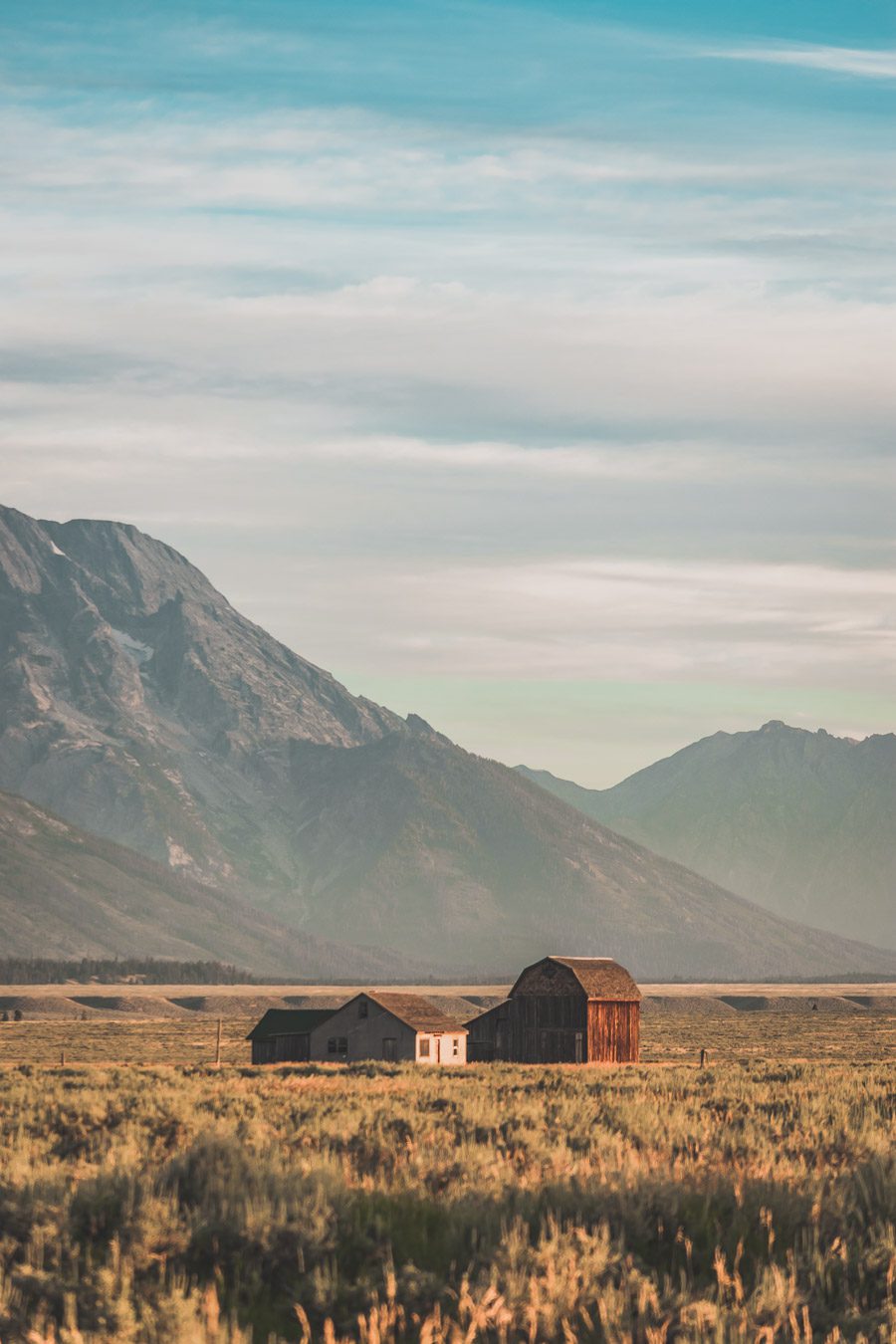 La chaîne de montagnes du Parc National de Grand Teton s'élève brusquement des collines et des vallées de la magnifique vallée de Jackson Hole. Avec des paysages à couper le souffle et certaines des randonnées les plus diverses et les plus difficiles du pays, le Grand Teton est l'une des chaînes de montagnes les plus pittoresques et les plus impressionnantes des États-Unis. Grand Teton est la destination idéale pour les aventuriers lors d'un road trip dans l'ouest américain.