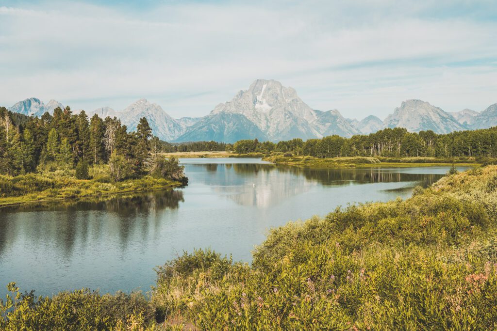 La chaîne de montagnes du Parc National de Grand Teton s'élève brusquement des collines et des vallées de la magnifique vallée de Jackson Hole. Avec des paysages à couper le souffle et certaines des randonnées les plus diverses et les plus difficiles du pays, le Grand Teton est l'une des chaînes de montagnes les plus pittoresques et les plus impressionnantes des États-Unis. Grand Teton est la destination idéale pour les aventuriers lors d'un road trip dans l'ouest américain.