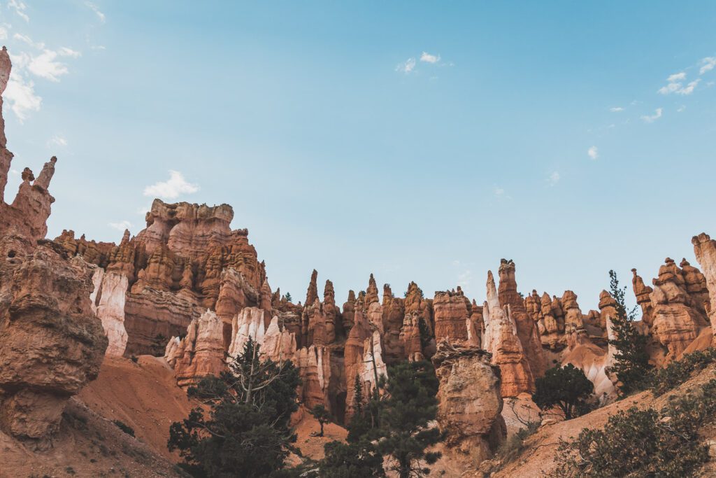 Le parc national de Bryce Canyon est une merveille naturelle à nulle autre pareille. Situé dans le sud de l'Utah, le parc abrite certains des paysages les plus époustouflants, avec ses parois de canyon emblématiques, ses hoodoos et ses vastes canyons créant une expérience d'un autre monde. Des randonnées exaltantes aux magnifiques couchers de soleil, il y a quelque chose pour tout le monde à explorer et à apprécier. Venez explorer la beauté du parc national de Bryce Canyon !