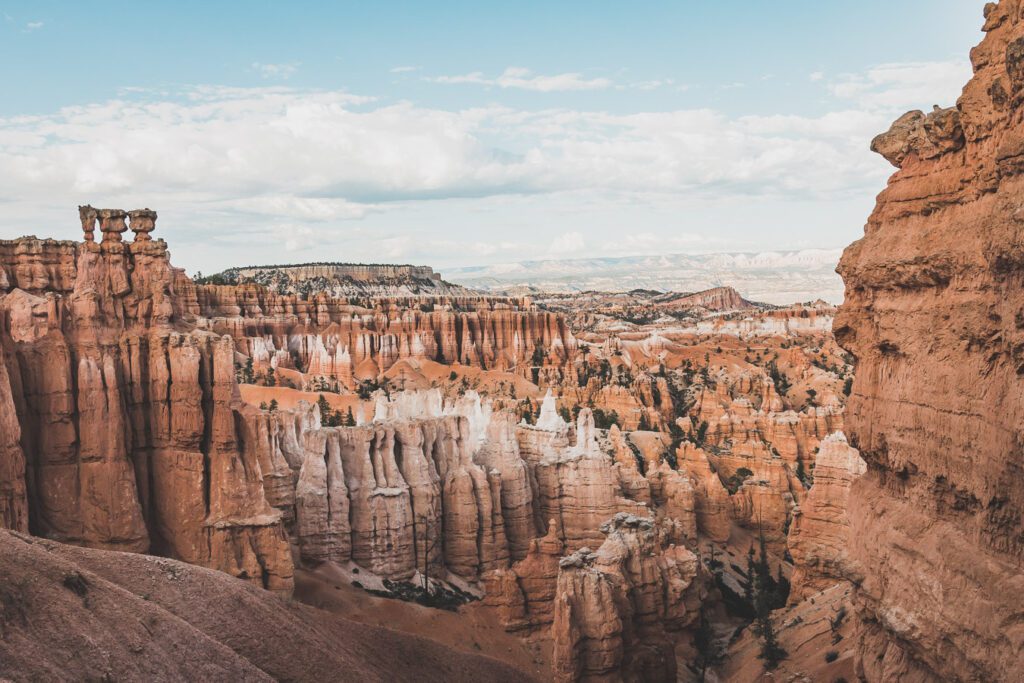 Le parc national de Bryce Canyon est une merveille naturelle à nulle autre pareille. Situé dans le sud de l'Utah, le parc abrite certains des paysages les plus époustouflants, avec ses parois de canyon emblématiques, ses hoodoos et ses vastes canyons créant une expérience d'un autre monde. Des randonnées exaltantes aux magnifiques couchers de soleil, il y a quelque chose pour tout le monde à explorer et à apprécier. Venez explorer la beauté du parc national de Bryce Canyon !