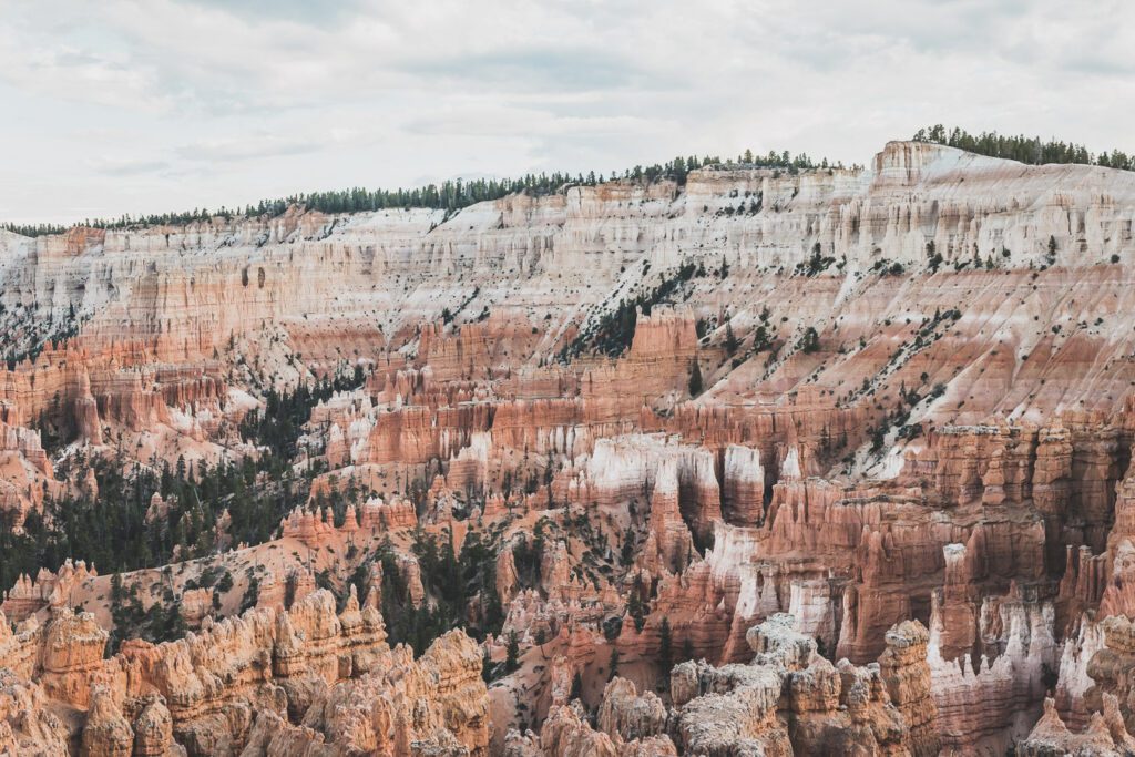 Le parc national de Bryce Canyon est une merveille naturelle à nulle autre pareille. Situé dans le sud de l'Utah, le parc abrite certains des paysages les plus époustouflants, avec ses parois de canyon emblématiques, ses hoodoos et ses vastes canyons créant une expérience d'un autre monde. Des randonnées exaltantes aux magnifiques couchers de soleil, il y a quelque chose pour tout le monde à explorer et à apprécier. Venez explorer la beauté du parc national de Bryce Canyon !