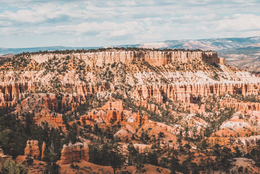 Le parc national de Bryce Canyon est une merveille naturelle à nulle autre pareille. Situé dans le sud de l'Utah, le parc abrite certains des paysages les plus époustouflants, avec ses parois de canyon emblématiques, ses hoodoos et ses vastes canyons créant une expérience d'un autre monde. Des randonnées exaltantes aux magnifiques couchers de soleil, il y a quelque chose pour tout le monde à explorer et à apprécier. Venez explorer la beauté du parc national de Bryce Canyon !