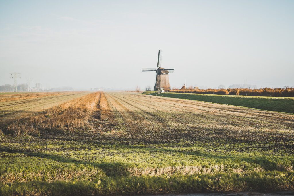 Bienvenue aux Pays-Bas, un pays chargé d'histoire, plein de culture et de traditions, et abritant certaines des beautés naturelles les plus spectaculaires au monde. De ses villes animées et ses villes pittoresques à ses canaux sinueux, c'est un pays qui a quelque chose pour tout le monde. Que vous recherchiez une vie nocturne animée, une escapade paisible à la campagne ou une chance de découvrir une culture unique, les Pays-Bas ont quelque chose pour vous.