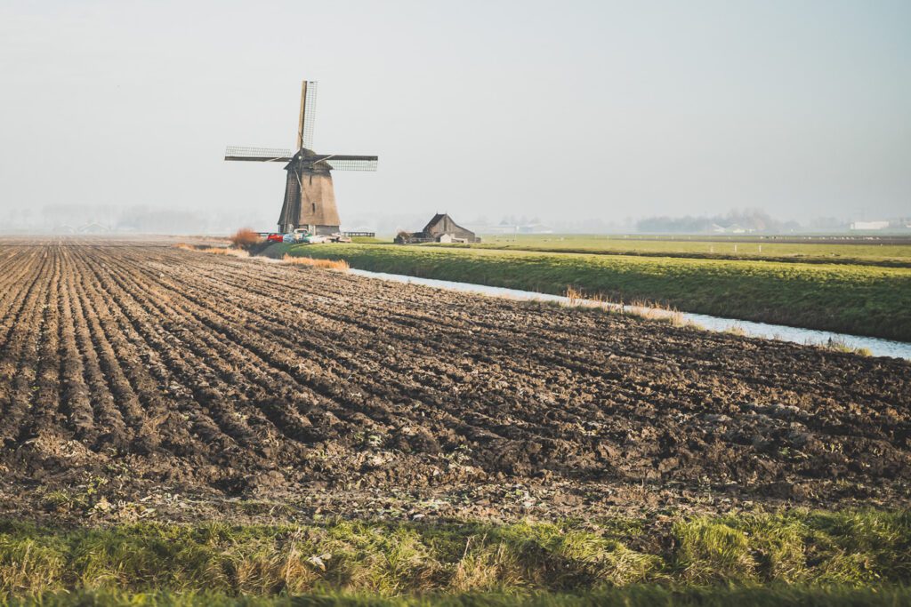 Bienvenue aux Pays-Bas, un pays chargé d'histoire, plein de culture et de traditions, et abritant certaines des beautés naturelles les plus spectaculaires au monde. De ses villes animées et ses villes pittoresques à ses canaux sinueux, c'est un pays qui a quelque chose pour tout le monde. Que vous recherchiez une vie nocturne animée, une escapade paisible à la campagne ou une chance de découvrir une culture unique, les Pays-Bas ont quelque chose pour vous.