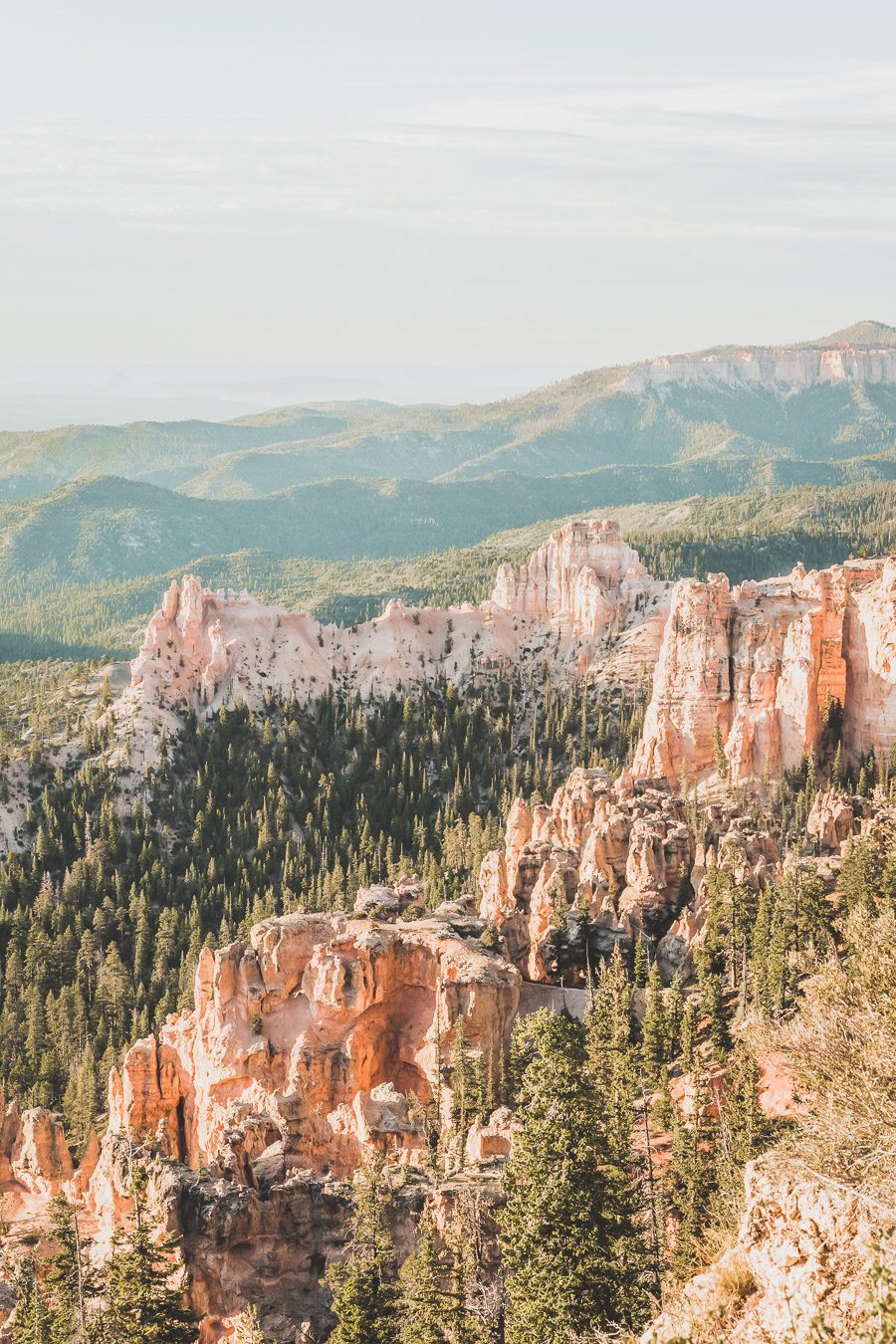 Le parc national de Bryce Canyon est une merveille naturelle à nulle autre pareille. Situé dans le sud de l'Utah, le parc abrite certains des paysages les plus époustouflants, avec ses parois de canyon emblématiques, ses hoodoos et ses vastes canyons créant une expérience d'un autre monde. Des randonnées exaltantes aux magnifiques couchers de soleil, il y a quelque chose pour tout le monde à explorer et à apprécier. Venez explorer la beauté du parc national de Bryce Canyon !