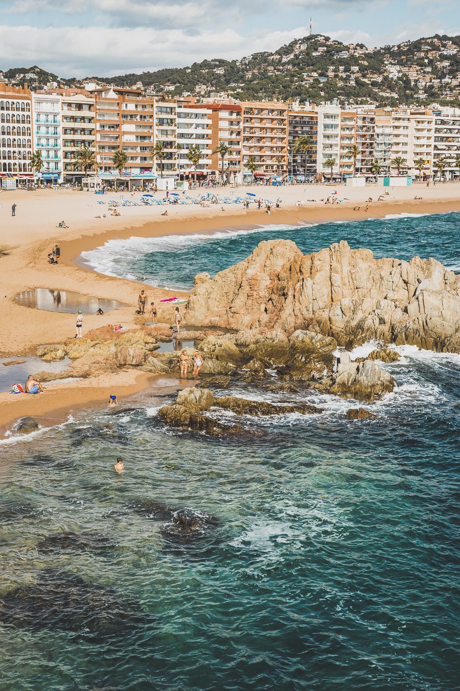 Nichée le long de la Costa Brava espagnole, Lloret de Mar offre un cadre côtier époustouflant, une vie nocturne animée et de nombreuses attractions. De certaines des plus belles plages du pays à une gamme passionnante de restaurants, bars et clubs, en passant par les attractions culturelles de sa vieille ville, cette ville animée a quelque chose pour tout le monde. Alors venez explorer le meilleur de la côte méditerranéenne espagnole et découvrez tout ce que Lloret de Mar a à offrir !