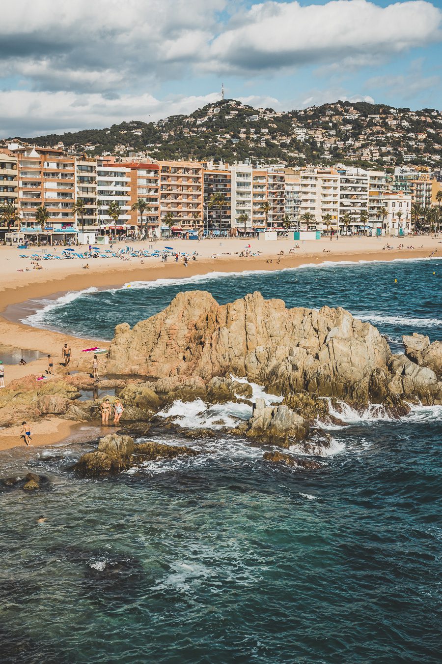 Nichée le long de la Costa Brava espagnole, Lloret de Mar offre un cadre côtier époustouflant, une vie nocturne animée et de nombreuses attractions. De certaines des plus belles plages du pays à une gamme passionnante de restaurants, bars et clubs, en passant par les attractions culturelles de sa vieille ville, cette ville animée a quelque chose pour tout le monde. Alors venez explorer le meilleur de la côte méditerranéenne espagnole et découvrez tout ce que Lloret de Mar a à offrir !