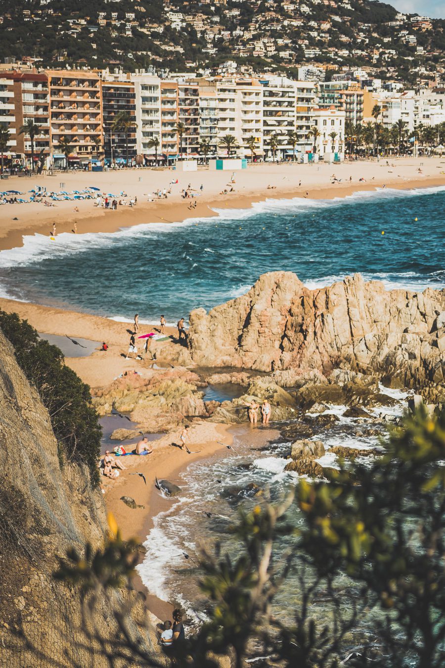 Nichée le long de la Costa Brava espagnole, Lloret de Mar offre un cadre côtier époustouflant, une vie nocturne animée et de nombreuses attractions. De certaines des plus belles plages du pays à une gamme passionnante de restaurants, bars et clubs, en passant par les attractions culturelles de sa vieille ville, cette ville animée a quelque chose pour tout le monde. Alors venez explorer le meilleur de la côte méditerranéenne espagnole et découvrez tout ce que Lloret de Mar a à offrir !