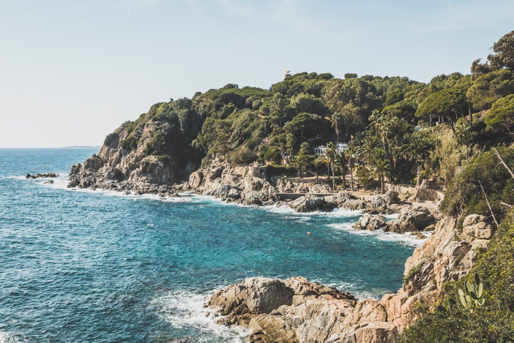 Nichée le long de la Costa Brava espagnole, Lloret de Mar offre un cadre côtier époustouflant, une vie nocturne animée et de nombreuses attractions. De certaines des plus belles plages du pays à une gamme passionnante de restaurants, bars et clubs, en passant par les attractions culturelles de sa vieille ville, cette ville animée a quelque chose pour tout le monde. Alors venez explorer le meilleur de la côte méditerranéenne espagnole et découvrez tout ce que Lloret de Mar a à offrir !