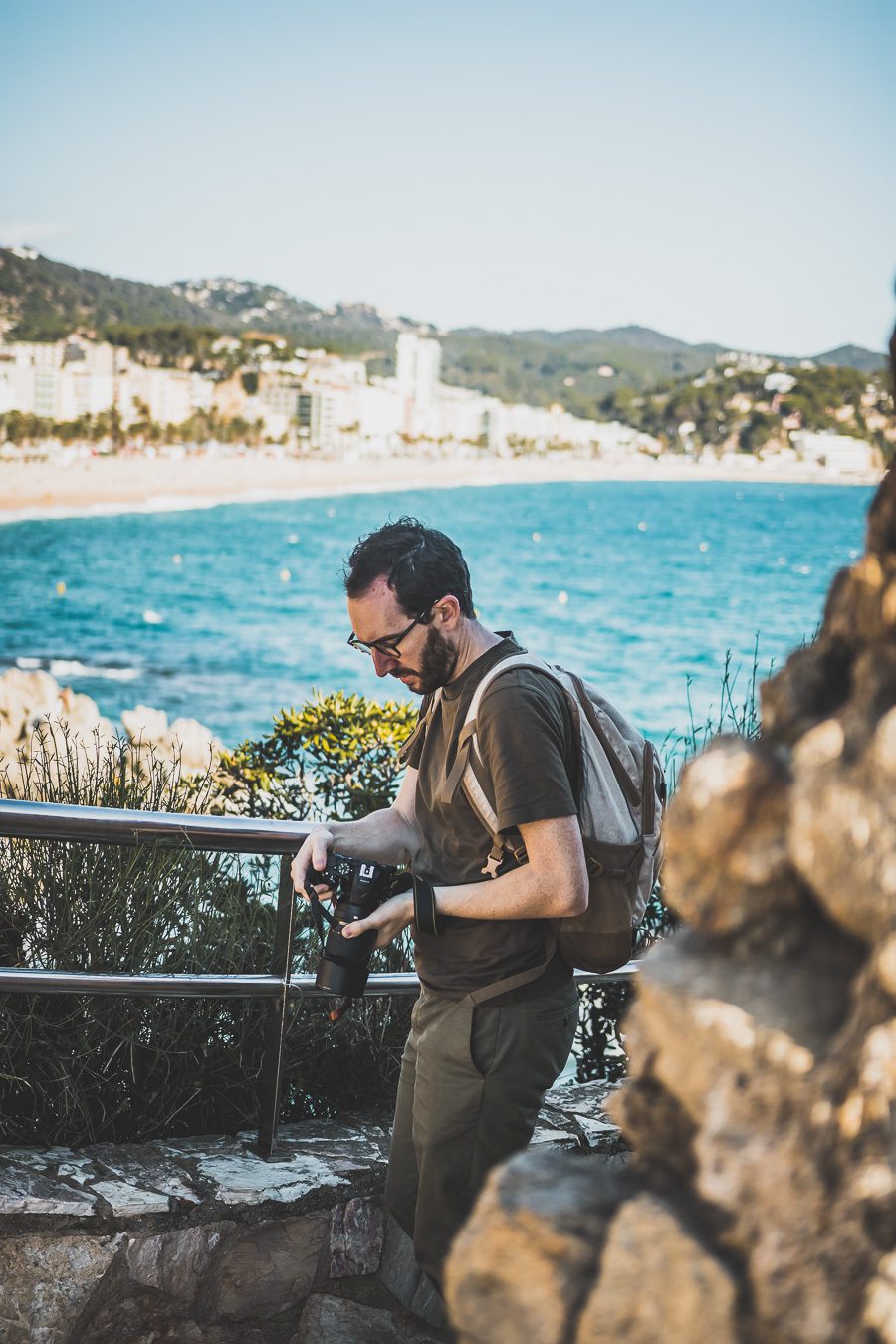 Nichée le long de la Costa Brava espagnole, Lloret de Mar offre un cadre côtier époustouflant, une vie nocturne animée et de nombreuses attractions. De certaines des plus belles plages du pays à une gamme passionnante de restaurants, bars et clubs, en passant par les attractions culturelles de sa vieille ville, cette ville animée a quelque chose pour tout le monde. Alors venez explorer le meilleur de la côte méditerranéenne espagnole et découvrez tout ce que Lloret de Mar a à offrir !