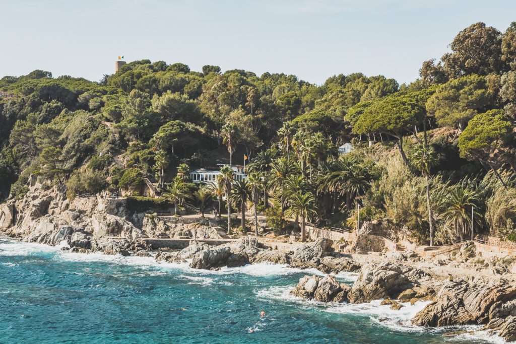 Nichée le long de la Costa Brava espagnole, Lloret de Mar offre un cadre côtier époustouflant, une vie nocturne animée et de nombreuses attractions. De certaines des plus belles plages du pays à une gamme passionnante de restaurants, bars et clubs, en passant par les attractions culturelles de sa vieille ville, cette ville animée a quelque chose pour tout le monde. Alors venez explorer le meilleur de la côte méditerranéenne espagnole et découvrez tout ce que Lloret de Mar a à offrir !