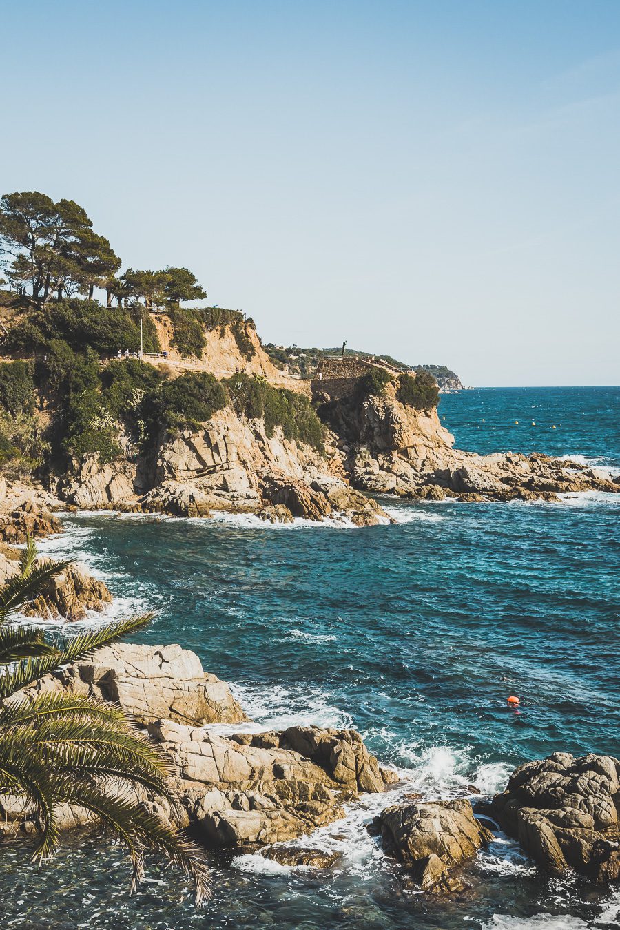 Nichée le long de la Costa Brava espagnole, Lloret de Mar offre un cadre côtier époustouflant, une vie nocturne animée et de nombreuses attractions. De certaines des plus belles plages du pays à une gamme passionnante de restaurants, bars et clubs, en passant par les attractions culturelles de sa vieille ville, cette ville animée a quelque chose pour tout le monde. Alors venez explorer le meilleur de la côte méditerranéenne espagnole et découvrez tout ce que Lloret de Mar a à offrir !