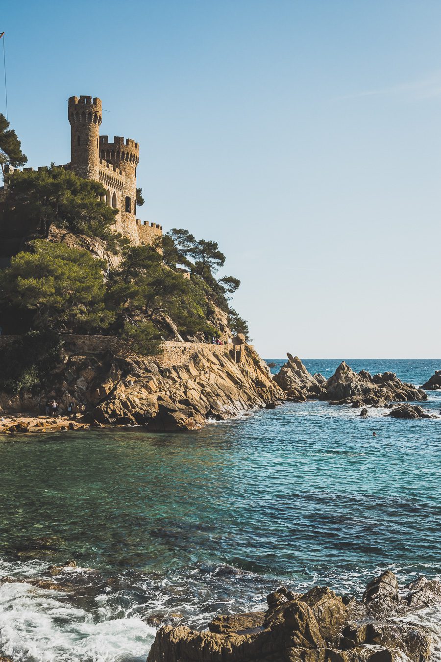 Nichée le long de la Costa Brava espagnole, Lloret de Mar offre un cadre côtier époustouflant, une vie nocturne animée et de nombreuses attractions. De certaines des plus belles plages du pays à une gamme passionnante de restaurants, bars et clubs, en passant par les attractions culturelles de sa vieille ville, cette ville animée a quelque chose pour tout le monde. Alors venez explorer le meilleur de la côte méditerranéenne espagnole et découvrez tout ce que Lloret de Mar a à offrir !