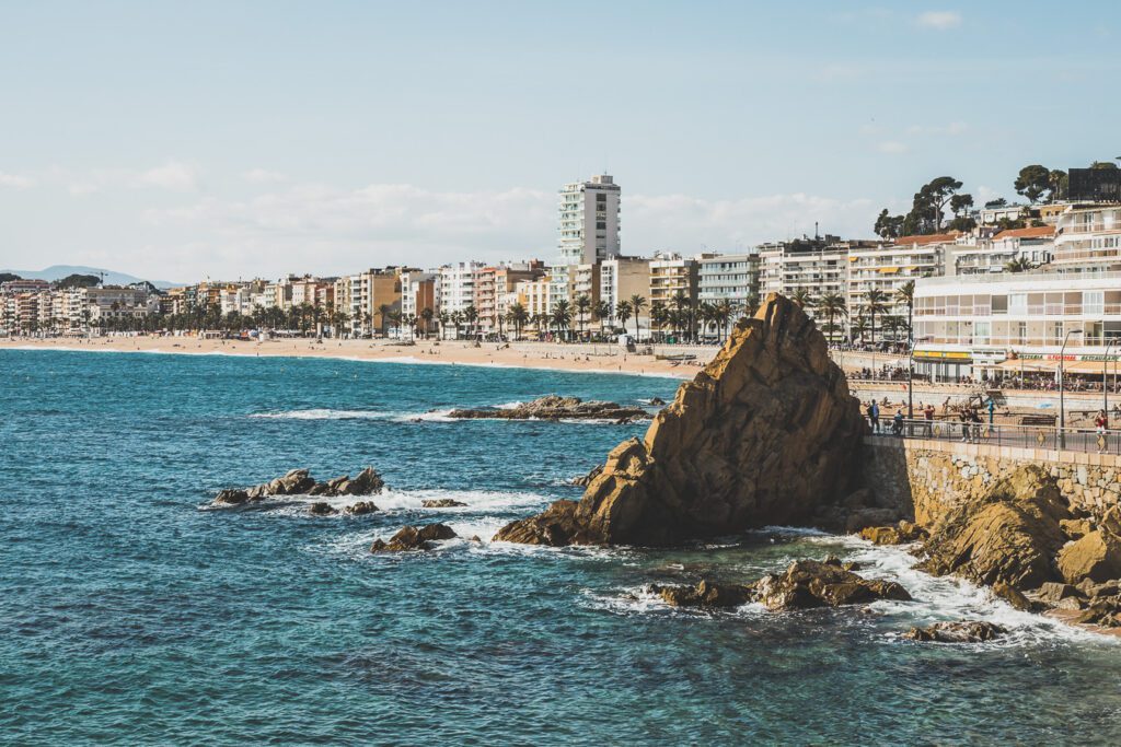 Nichée le long de la Costa Brava espagnole, Lloret de Mar offre un cadre côtier époustouflant, une vie nocturne animée et de nombreuses attractions. De certaines des plus belles plages du pays à une gamme passionnante de restaurants, bars et clubs, en passant par les attractions culturelles de sa vieille ville, cette ville animée a quelque chose pour tout le monde. Alors venez explorer le meilleur de la côte méditerranéenne espagnole et découvrez tout ce que Lloret de Mar a à offrir !