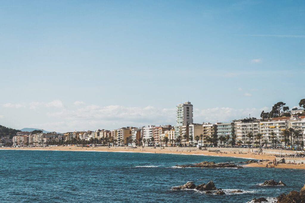 Nichée le long de la Costa Brava espagnole, Lloret de Mar offre un cadre côtier époustouflant, une vie nocturne animée et de nombreuses attractions. De certaines des plus belles plages du pays à une gamme passionnante de restaurants, bars et clubs, en passant par les attractions culturelles de sa vieille ville, cette ville animée a quelque chose pour tout le monde. Alors venez explorer le meilleur de la côte méditerranéenne espagnole et découvrez tout ce que Lloret de Mar a à offrir !