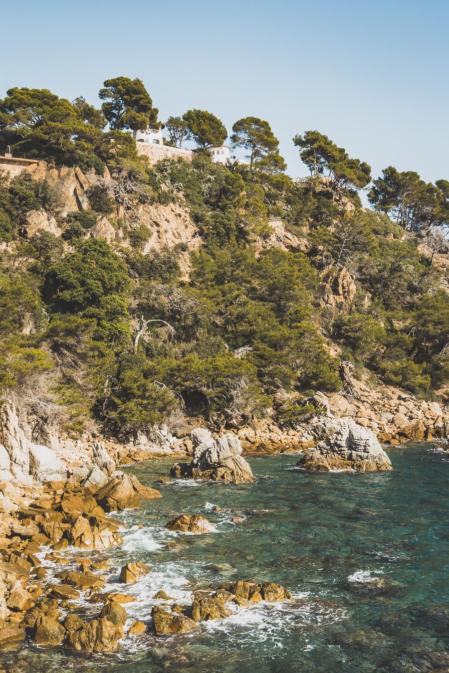 Nichée le long de la Costa Brava espagnole, Lloret de Mar offre un cadre côtier époustouflant, une vie nocturne animée et de nombreuses attractions. De certaines des plus belles plages du pays à une gamme passionnante de restaurants, bars et clubs, en passant par les attractions culturelles de sa vieille ville, cette ville animée a quelque chose pour tout le monde. Alors venez explorer le meilleur de la côte méditerranéenne espagnole et découvrez tout ce que Lloret de Mar a à offrir !