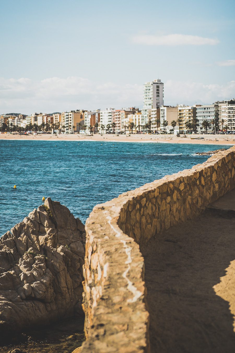 Nichée le long de la Costa Brava espagnole, Lloret de Mar offre un cadre côtier époustouflant, une vie nocturne animée et de nombreuses attractions. De certaines des plus belles plages du pays à une gamme passionnante de restaurants, bars et clubs, en passant par les attractions culturelles de sa vieille ville, cette ville animée a quelque chose pour tout le monde. Alors venez explorer le meilleur de la côte méditerranéenne espagnole et découvrez tout ce que Lloret de Mar a à offrir !