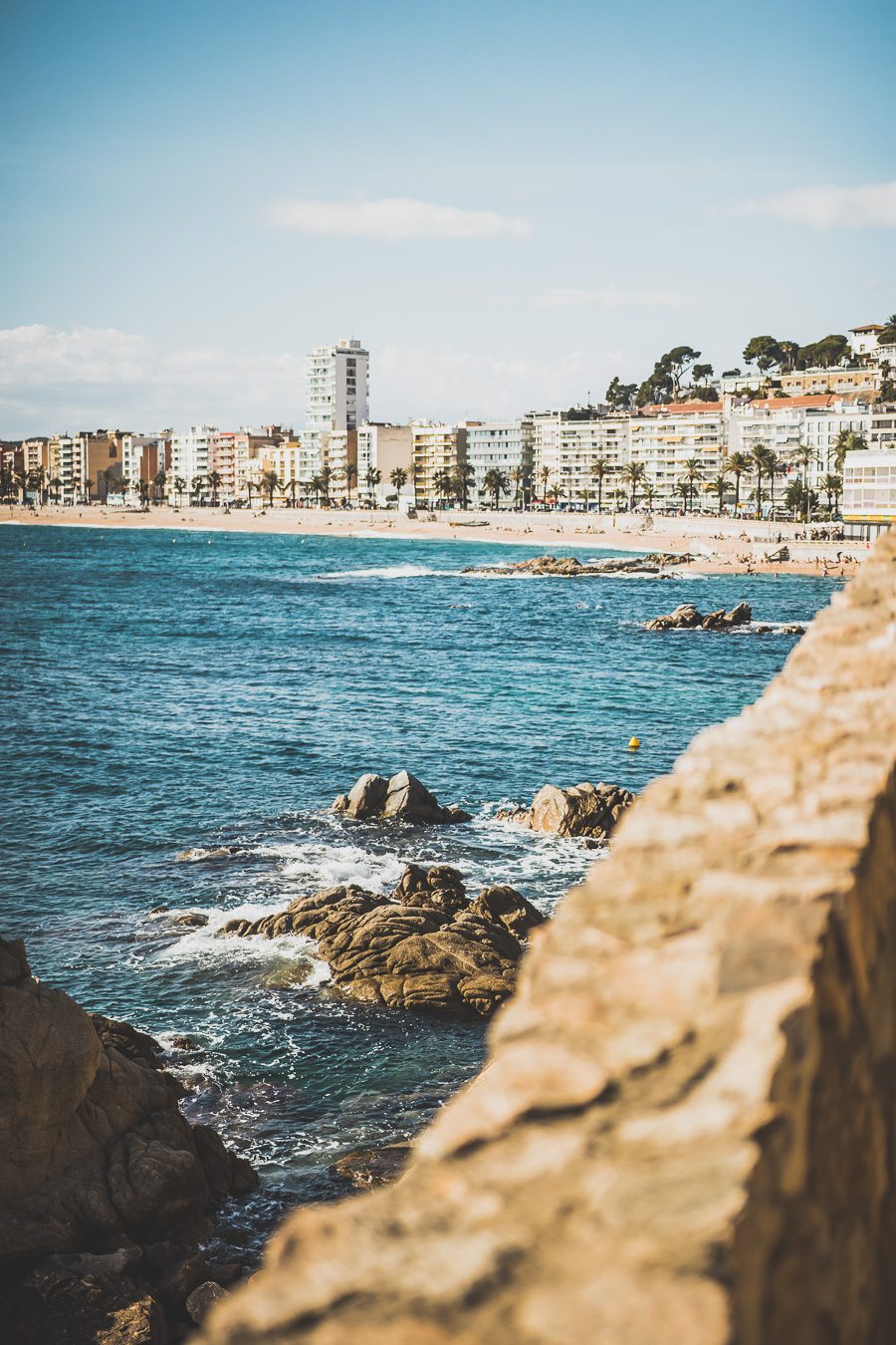 Nichée le long de la Costa Brava espagnole, Lloret de Mar offre un cadre côtier époustouflant, une vie nocturne animée et de nombreuses attractions. De certaines des plus belles plages du pays à une gamme passionnante de restaurants, bars et clubs, en passant par les attractions culturelles de sa vieille ville, cette ville animée a quelque chose pour tout le monde. Alors venez explorer le meilleur de la côte méditerranéenne espagnole et découvrez tout ce que Lloret de Mar a à offrir !