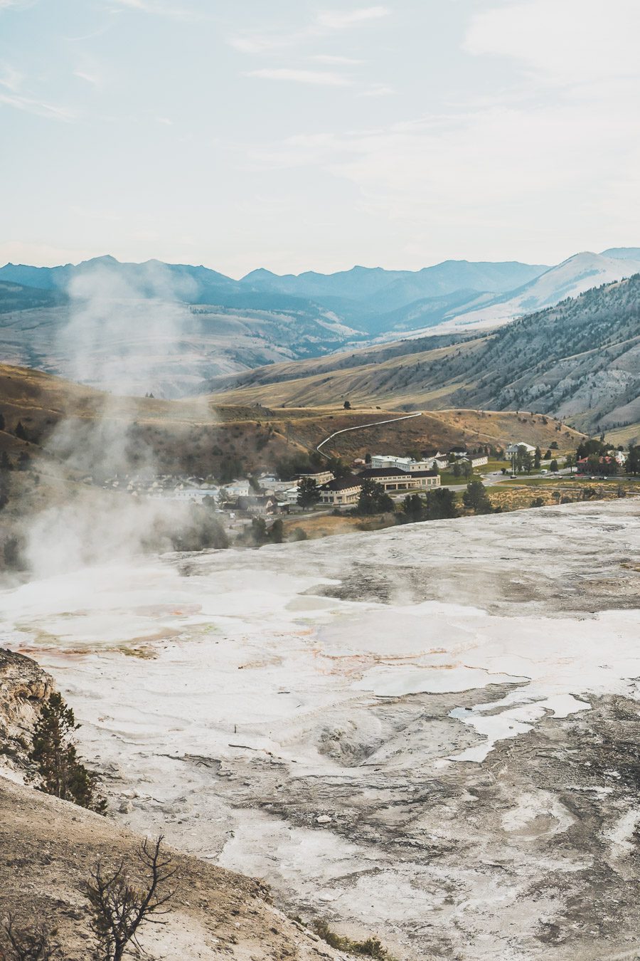 Situé aux États-Unis, le parc national de Yellowstone est l'une des destinations les plus impressionnantes et pittoresques au monde. Visiter Yellowstone, c’est découvrir des paysages époustouflants, allant des forêts, des geysers et des sources chaudes aux canyons et aux vastes prairies ouvertes, Yellowstone est vraiment un endroit pas comme les autres. Des incroyables opportunités d'observation de la faune aux randonnées, il y a quelque chose pour tous dans le parc national de Yellowstone.