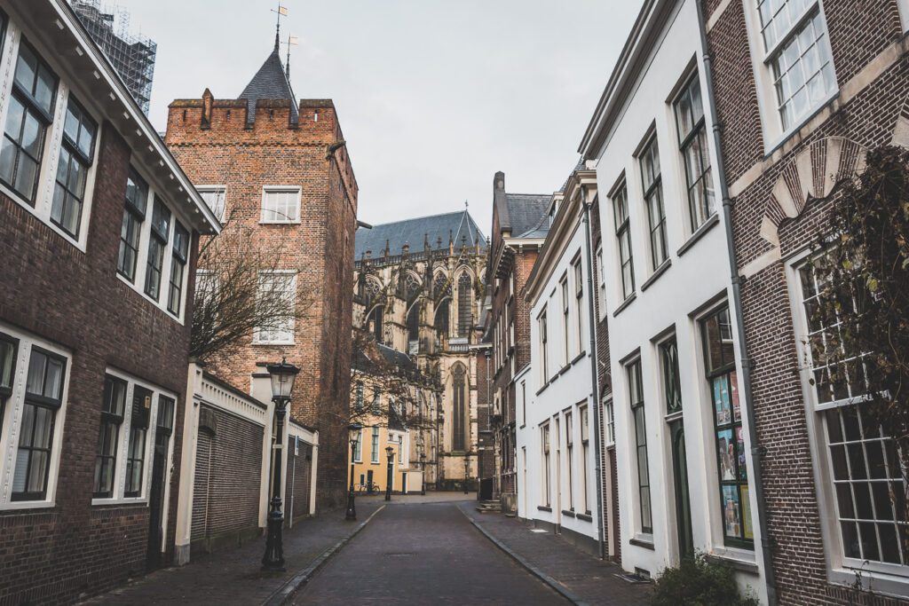 Bienvenue aux Pays-Bas, un pays chargé d'histoire, plein de culture et de traditions, et abritant certaines des beautés naturelles les plus spectaculaires au monde. De ses villes animées et ses villes pittoresques à ses canaux sinueux, c'est un pays qui a quelque chose pour tout le monde. Que vous recherchiez une vie nocturne animée, une escapade paisible à la campagne ou une chance de découvrir une culture unique, les Pays-Bas ont quelque chose pour vous.