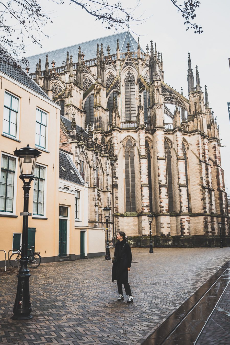 Bienvenue aux Pays-Bas, un pays chargé d'histoire, plein de culture et de traditions, et abritant certaines des beautés naturelles les plus spectaculaires au monde. De ses villes animées et ses villes pittoresques à ses canaux sinueux, c'est un pays qui a quelque chose pour tout le monde. Que vous recherchiez une vie nocturne animée, une escapade paisible à la campagne ou une chance de découvrir une culture unique, les Pays-Bas ont quelque chose pour vous.