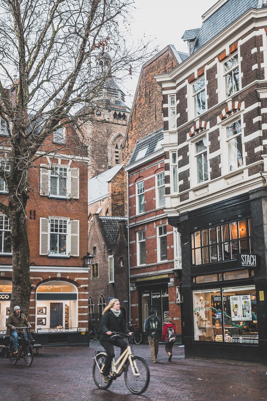 Bienvenue aux Pays-Bas, un pays chargé d'histoire, plein de culture et de traditions, et abritant certaines des beautés naturelles les plus spectaculaires au monde. De ses villes animées et ses villes pittoresques à ses canaux sinueux, c'est un pays qui a quelque chose pour tout le monde. Que vous recherchiez une vie nocturne animée, une escapade paisible à la campagne ou une chance de découvrir une culture unique, les Pays-Bas ont quelque chose pour vous.