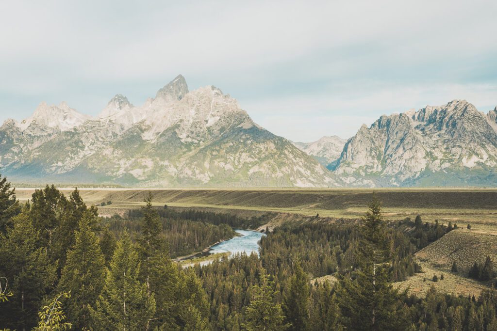 La chaîne de montagnes du Parc National de Grand Teton s'élève brusquement des collines et des vallées de la magnifique vallée de Jackson Hole. Avec des paysages à couper le souffle et certaines des randonnées les plus diverses et les plus difficiles du pays, le Grand Teton est l'une des chaînes de montagnes les plus pittoresques et les plus impressionnantes des États-Unis. Grand Teton est la destination idéale pour les aventuriers lors d'un road trip dans l'ouest américain.