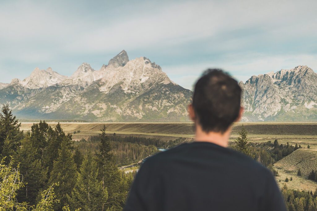 La chaîne de montagnes du Parc National de Grand Teton s'élève brusquement des collines et des vallées de la magnifique vallée de Jackson Hole. Avec des paysages à couper le souffle et certaines des randonnées les plus diverses et les plus difficiles du pays, le Grand Teton est l'une des chaînes de montagnes les plus pittoresques et les plus impressionnantes des États-Unis. Grand Teton est la destination idéale pour les aventuriers lors d'un road trip dans l'ouest américain.