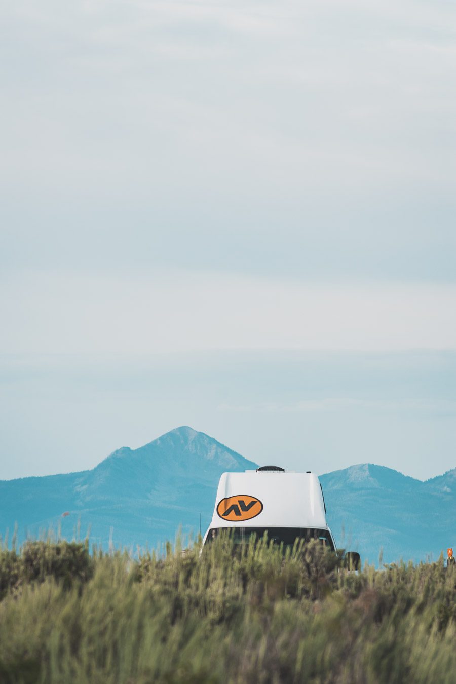 La chaîne de montagnes du Parc National de Grand Teton s'élève brusquement des collines et des vallées de la magnifique vallée de Jackson Hole. Avec des paysages à couper le souffle et certaines des randonnées les plus diverses et les plus difficiles du pays, le Grand Teton est l'une des chaînes de montagnes les plus pittoresques et les plus impressionnantes des États-Unis. Grand Teton est la destination idéale pour les aventuriers lors d'un road trip dans l'ouest américain.