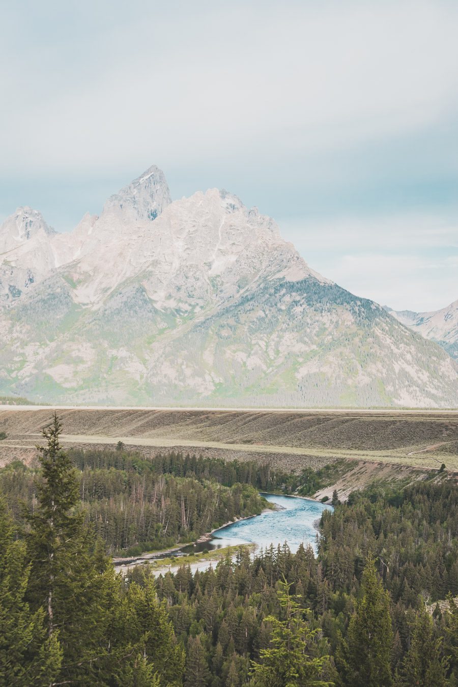 La chaîne de montagnes du Parc National de Grand Teton s'élève brusquement des collines et des vallées de la magnifique vallée de Jackson Hole. Avec des paysages à couper le souffle et certaines des randonnées les plus diverses et les plus difficiles du pays, le Grand Teton est l'une des chaînes de montagnes les plus pittoresques et les plus impressionnantes des États-Unis. Grand Teton est la destination idéale pour les aventuriers lors d'un road trip dans l'ouest américain.