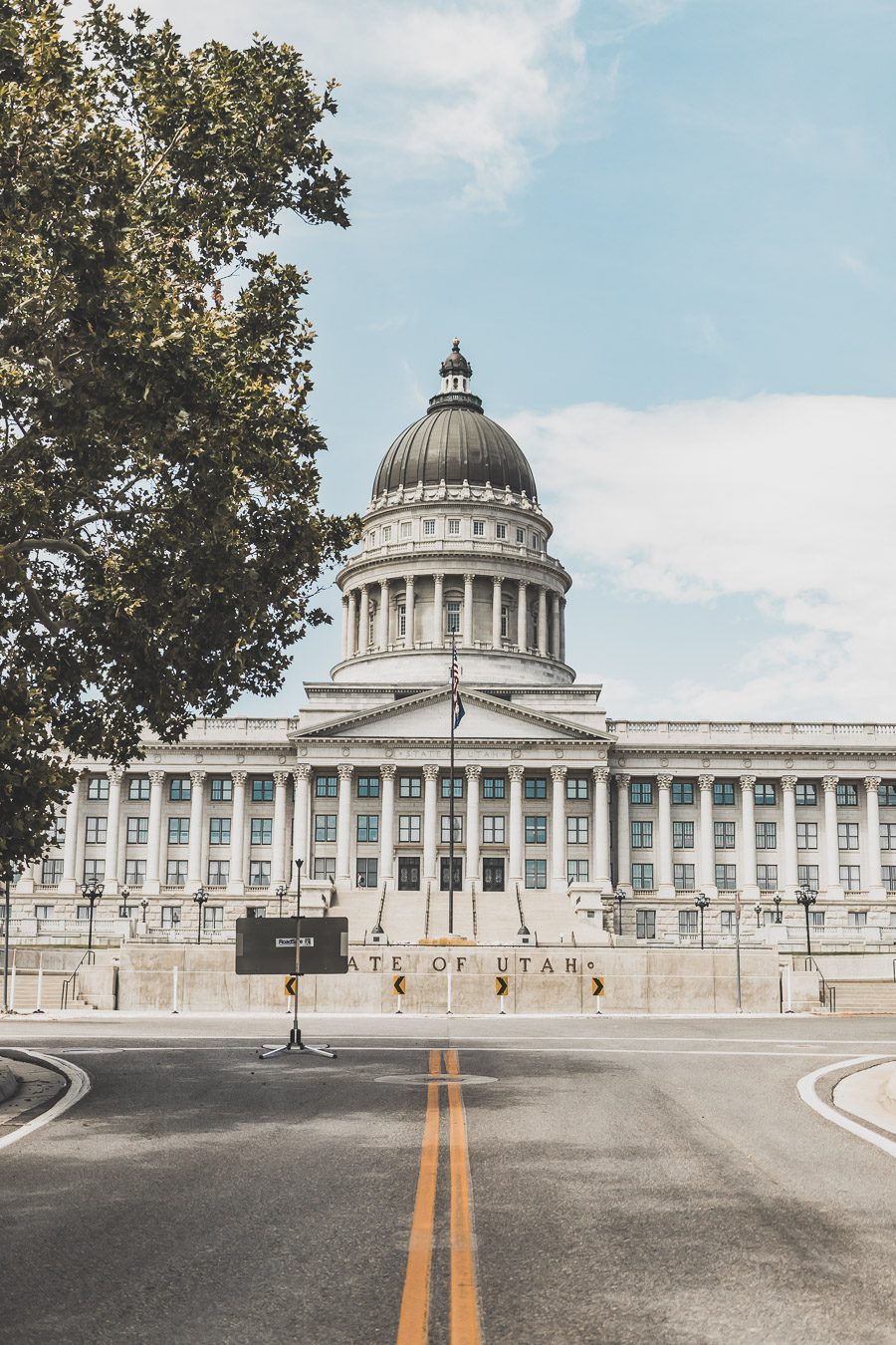 Bienvenue à Salt Lake City, le joyau des Rocheuses ! Avec ses vues imprenables sur les montagnes, sa culture dynamique et son économie en pleine croissance, cette ville dynamique a quelque chose à offrir à tout le monde. De ses monuments mormons à son centre-ville animé en passant par le Capitole de l'Utah et la découverte du mode de vie américain, Salt Lake City est une destination qui a quelque chose pour tout le monde. Prêt à explorer ? Voyons pourquoi cette ville est un voyage inoubliable.