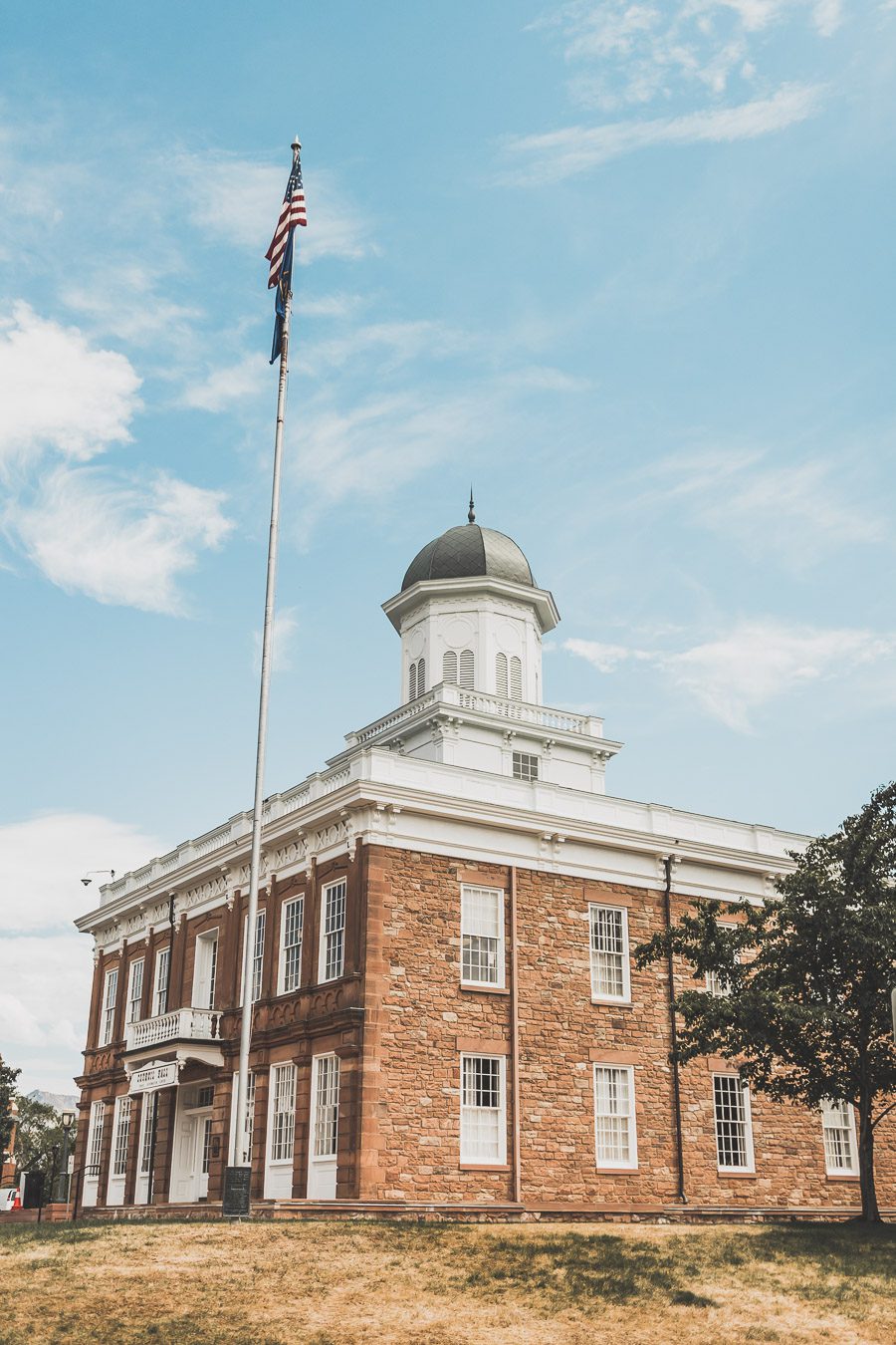 Bienvenue à Salt Lake City, le joyau des Rocheuses ! Avec ses vues imprenables sur les montagnes, sa culture dynamique et son économie en pleine croissance, cette ville dynamique a quelque chose à offrir à tout le monde. De ses monuments mormons à son centre-ville animé en passant par le Capitole de l'Utah et la découverte du mode de vie américain, Salt Lake City est une destination qui a quelque chose pour tout le monde. Prêt à explorer ? Voyons pourquoi cette ville est un voyage inoubliable.