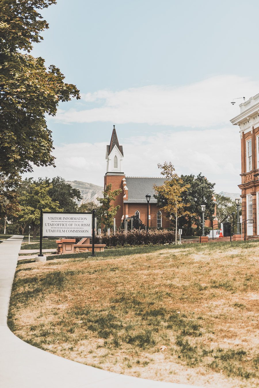 Bienvenue à Salt Lake City, le joyau des Rocheuses ! Avec ses vues imprenables sur les montagnes, sa culture dynamique et son économie en pleine croissance, cette ville dynamique a quelque chose à offrir à tout le monde. De ses monuments mormons à son centre-ville animé en passant par le Capitole de l'Utah et la découverte du mode de vie américain, Salt Lake City est une destination qui a quelque chose pour tout le monde. Prêt à explorer ? Voyons pourquoi cette ville est un voyage inoubliable.