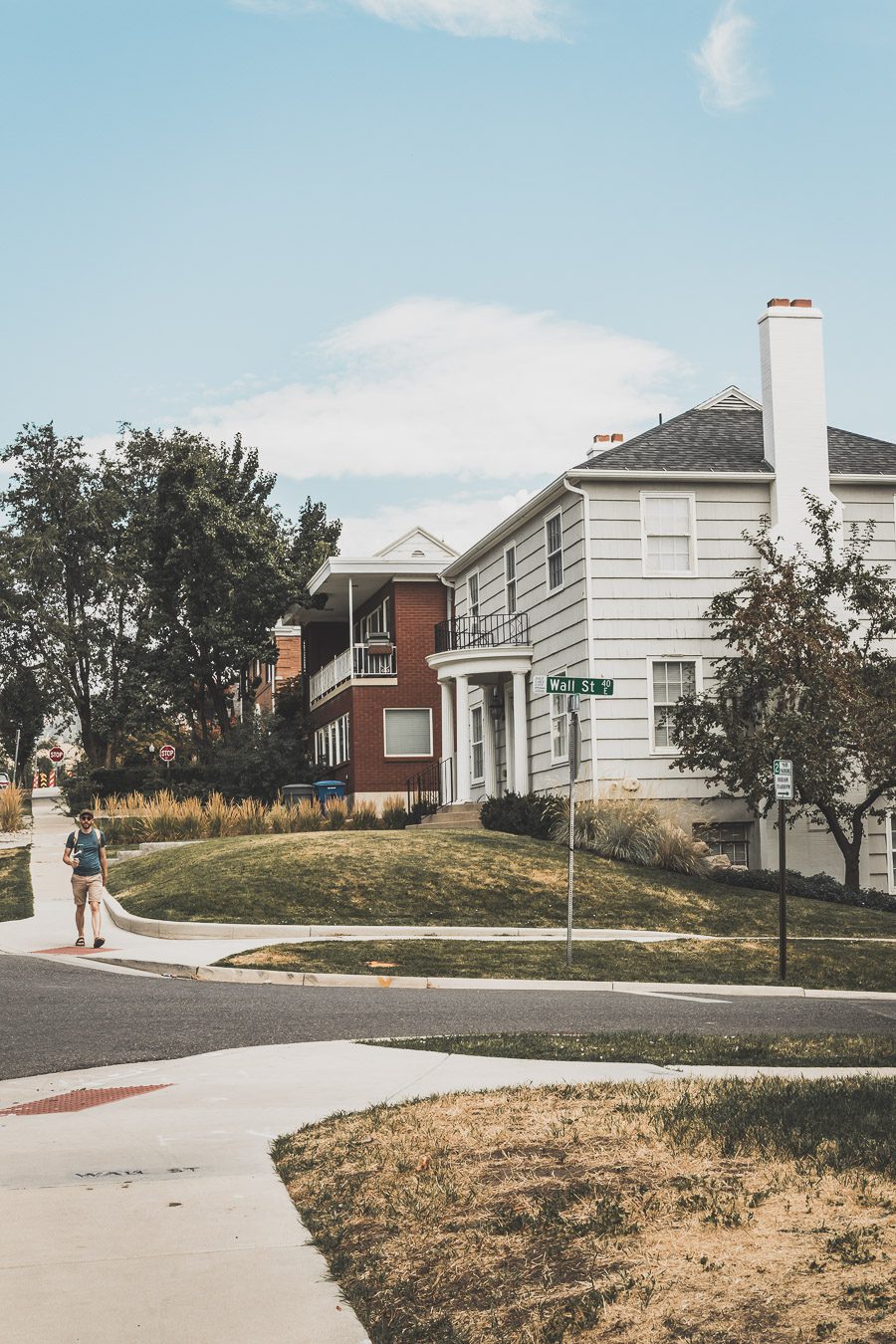 Bienvenue à Salt Lake City, le joyau des Rocheuses ! Avec ses vues imprenables sur les montagnes, sa culture dynamique et son économie en pleine croissance, cette ville dynamique a quelque chose à offrir à tout le monde. De ses monuments mormons à son centre-ville animé en passant par le Capitole de l'Utah et la découverte du mode de vie américain, Salt Lake City est une destination qui a quelque chose pour tout le monde. Prêt à explorer ? Voyons pourquoi cette ville est un voyage inoubliable.