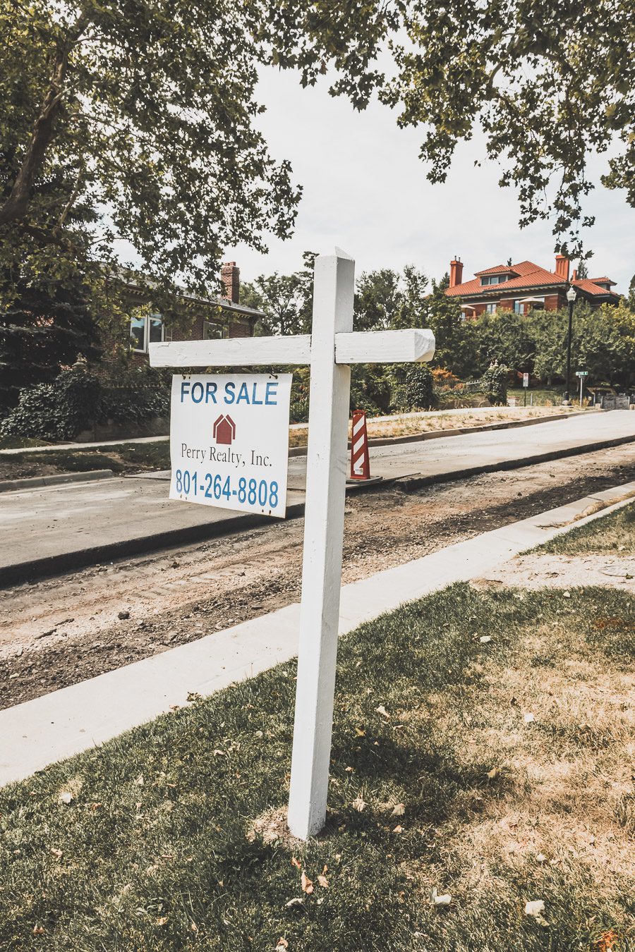 Bienvenue à Salt Lake City, le joyau des Rocheuses ! Avec ses vues imprenables sur les montagnes, sa culture dynamique et son économie en pleine croissance, cette ville dynamique a quelque chose à offrir à tout le monde. De ses monuments mormons à son centre-ville animé en passant par le Capitole de l'Utah et la découverte du mode de vie américain, Salt Lake City est une destination qui a quelque chose pour tout le monde. Prêt à explorer ? Voyons pourquoi cette ville est un voyage inoubliable.