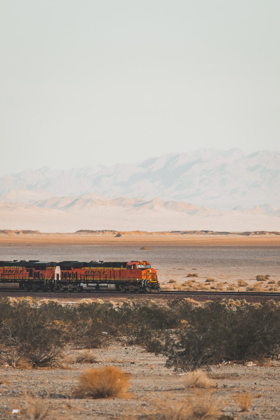 Faites un voyage sur la Route 66 en van - l'une des routes les plus emblématiques de l'histoire américaine ! Du Midwest au Sud-Ouest, la Route 66 est un symbole d'aventure et de liberté depuis des générations, offrant une expérience de voyage unique et inoubliable. Les voyageurs peuvent découvrir sa culture diversifiée et ses joyaux cachés. Que vous recherchiez un long voyage en voiture ou en van ou une escapade rapide, la Route 66 est une idée originale pour un voyage en été.