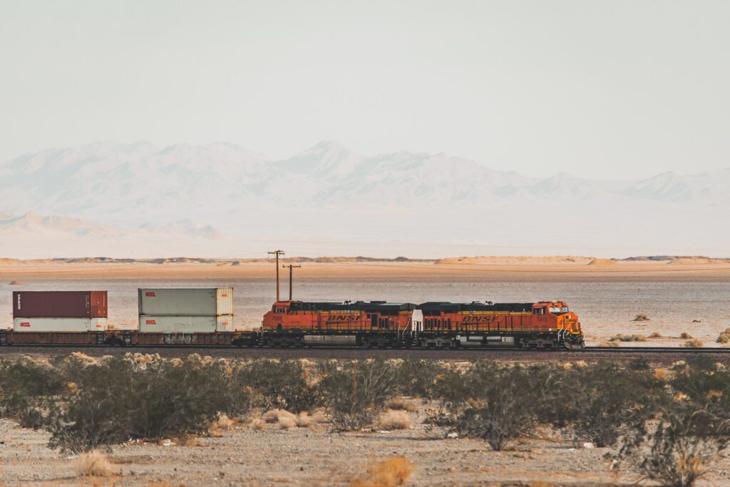 Faites un voyage sur la Route 66 en van - l'une des routes les plus emblématiques de l'histoire américaine ! Du Midwest au Sud-Ouest, la Route 66 est un symbole d'aventure et de liberté depuis des générations, offrant une expérience de voyage unique et inoubliable. Les voyageurs peuvent découvrir sa culture diversifiée et ses joyaux cachés. Que vous recherchiez un long voyage en voiture ou en van ou une escapade rapide, la Route 66 est une idée originale pour un voyage en été.