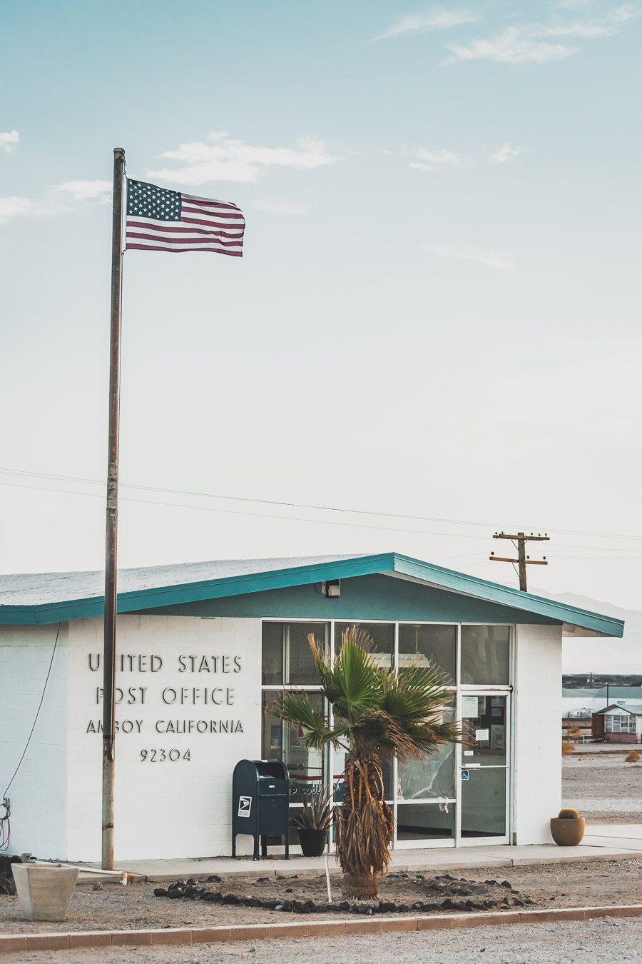 Faites un voyage sur la Route 66 en van - l'une des routes les plus emblématiques de l'histoire américaine ! Du Midwest au Sud-Ouest, la Route 66 est un symbole d'aventure et de liberté depuis des générations, offrant une expérience de voyage unique et inoubliable. Les voyageurs peuvent découvrir sa culture diversifiée et ses joyaux cachés. Que vous recherchiez un long voyage en voiture ou en van ou une escapade rapide, la Route 66 est une idée originale pour un voyage en été.