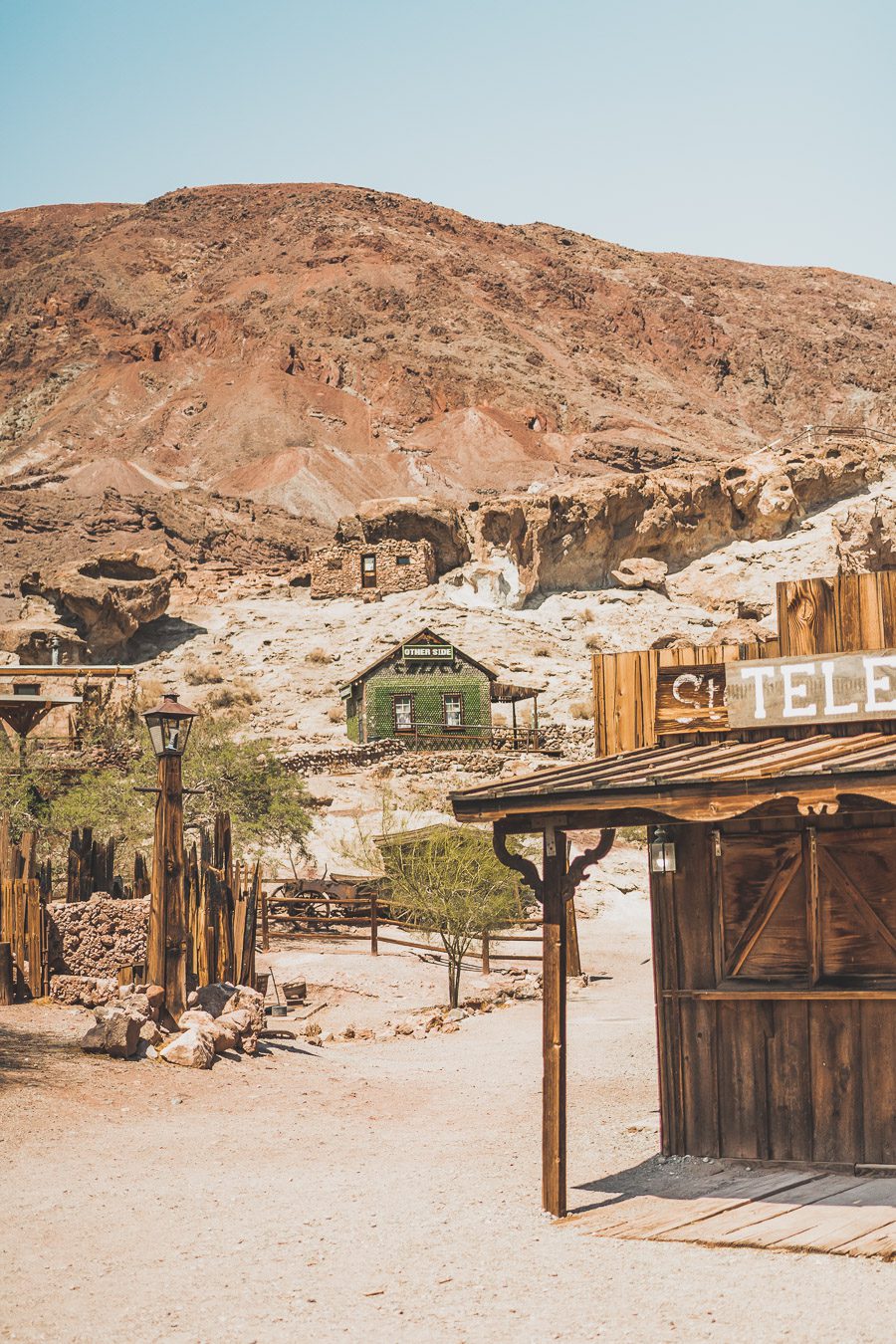 Bienvenue à Calico Ghost Town du comté de San Bernardino, en Californie. Autrefois une ville minière animée des années 1800, Calico a été préservée pour recréer l'aspect et l'ambiance du Far West. Remontez dans le temps et explorez Calico, la ville de la "ruée vers l'argent". Des saloons, des structures historiques, des boutiques, des restaurants et des manèges, Calico offre une expérience dépaysante et éducative pour toute la famille lors d'un road trip dans l'ouest américain ou un voyage.