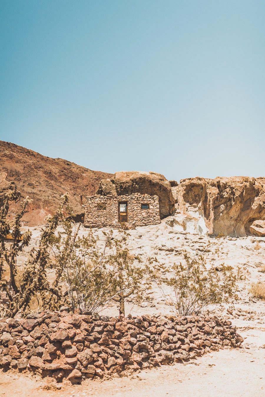 Bienvenue à Calico Ghost Town du comté de San Bernardino, en Californie. Autrefois une ville minière animée des années 1800, Calico a été préservée pour recréer l'aspect et l'ambiance du Far West. Remontez dans le temps et explorez Calico, la ville de la "ruée vers l'argent". Des saloons, des structures historiques, des boutiques, des restaurants et des manèges, Calico offre une expérience dépaysante et éducative pour toute la famille lors d'un road trip dans l'ouest américain ou un voyage.